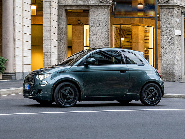 Sonderedition Fiat 500 Armani Collector’s Edition Fiat 500 Armani Collector’s Edition in Dark Grey vor einem beleuchteten Gebäude