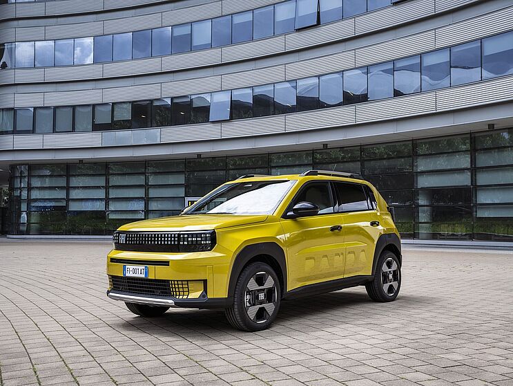 Fiat Grande Panda - Jetzt Probe fahren im Hammer Auto Center Fiat Grande Panda in gelb vor einem Gebäude