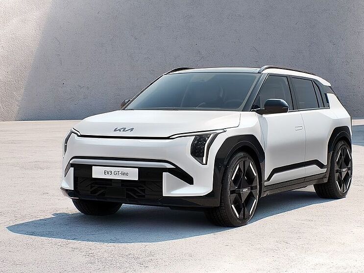 Entdecken Sie den brandneuen, vollelektrischer Kia EV3. Jetzt Probe fahren! Vollelektrischer Kia EV3 in weiss seitlich von vorne